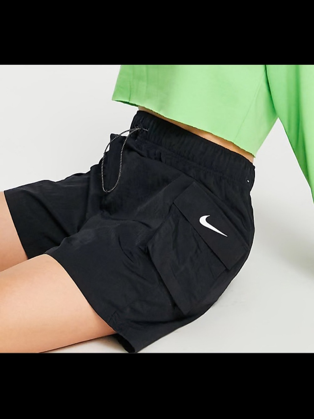 Nike Sportswear Essential Women
High-Rise Woven Shorts small